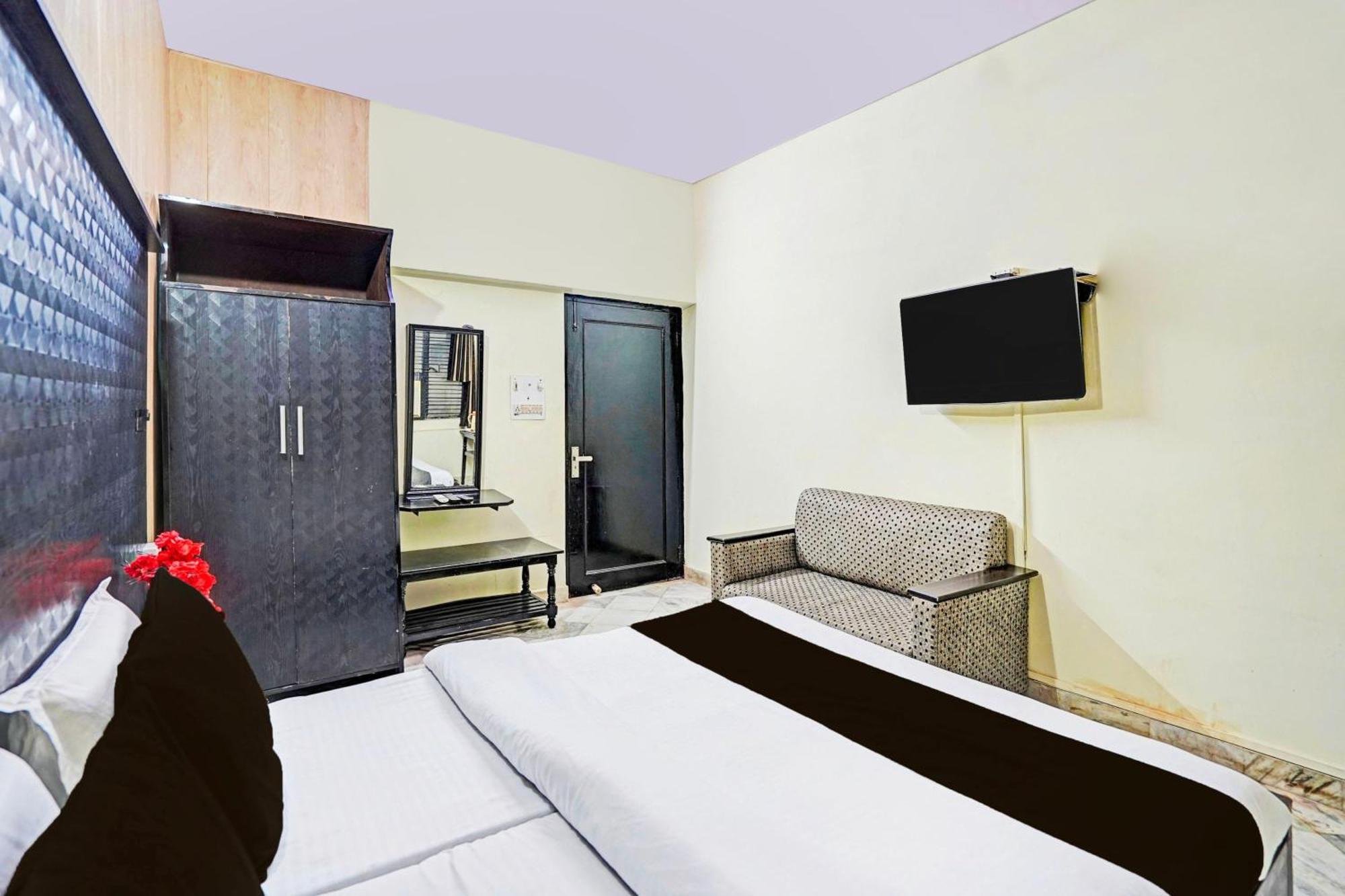 Super Collection O Mathura Near Railway Station Exterior photo